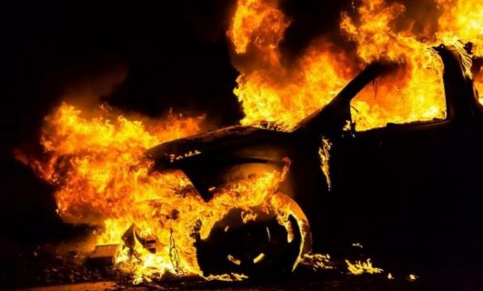 Машина в огне. В Сочи на трассе сгорел легковой автомобиль (ВИДЕО)