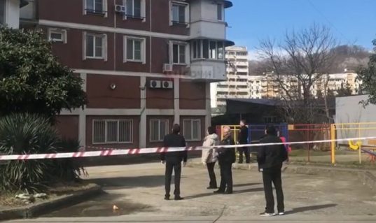 Мужчина погиб, выпав с 15-го этажа жилого дома в Сочи (ВИДЕО)