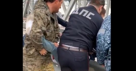 Неадекватный мужчина спровоцировал ДТП и пытался прыгнуть с моста в Сочи (ВИДЕО)