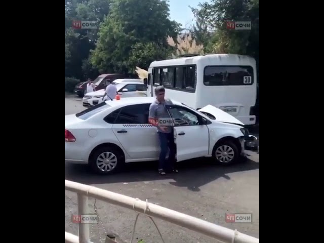 В Сочи такси врезалось в рейсовый автобус