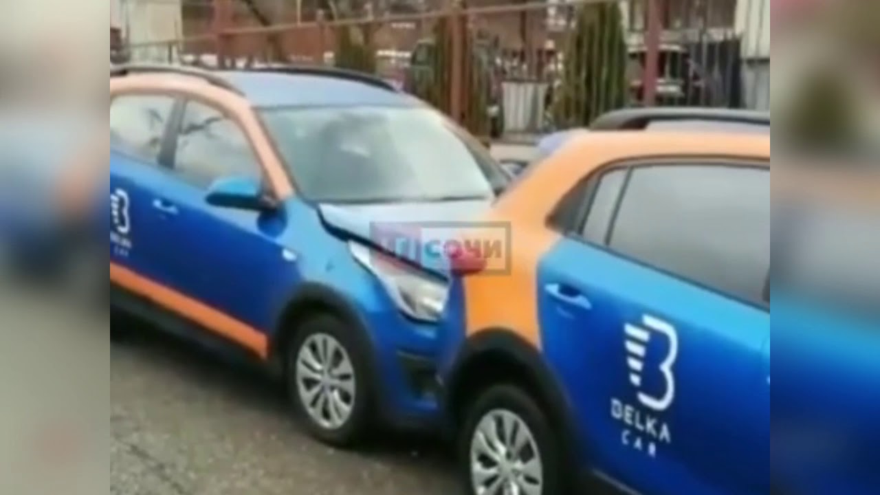 Три припаркованных автомобиля каршеринга пострадали в Сочи