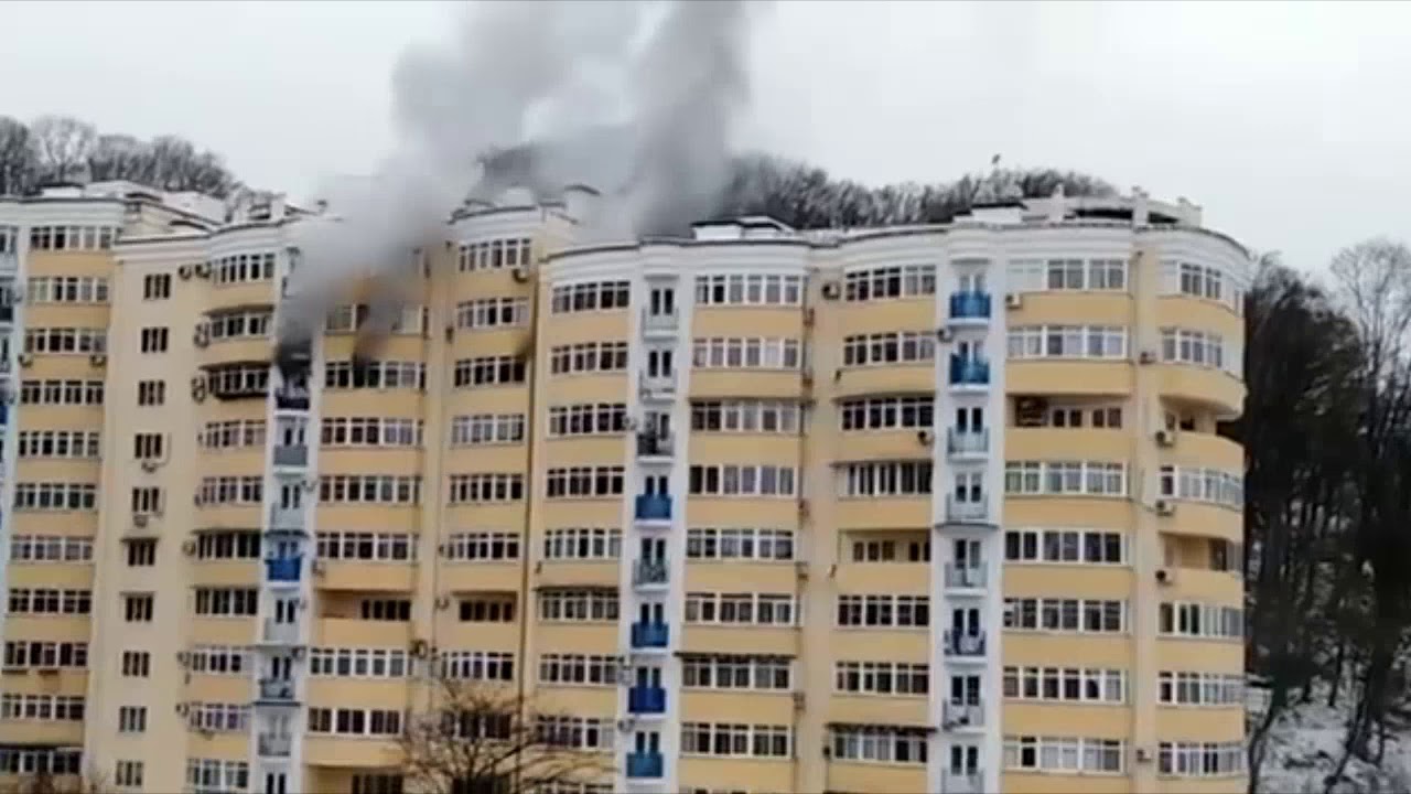В Сочи пожарные потушили квартиру в многоэтажном доме