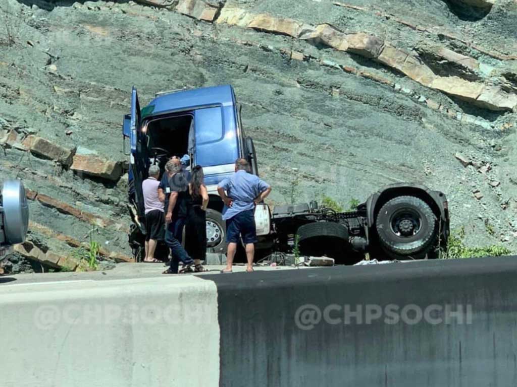 В Сочи грузовик врезался в такси на Мамайском перевале