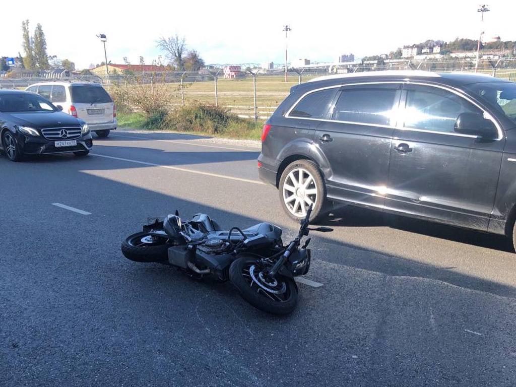 В Сочи мотоциклист пострадал в результате столкновения с «Газелью» на улице Авиационной