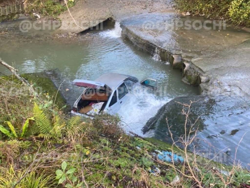 В Сочи ВАЗ 2112 рухнул в реку в районе села Раздольного