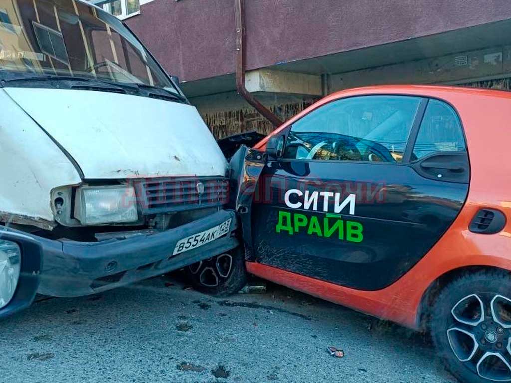 В Сочи «Газель» сорвалась с тормозов и протаранила автомобиль на улице Тимирязева