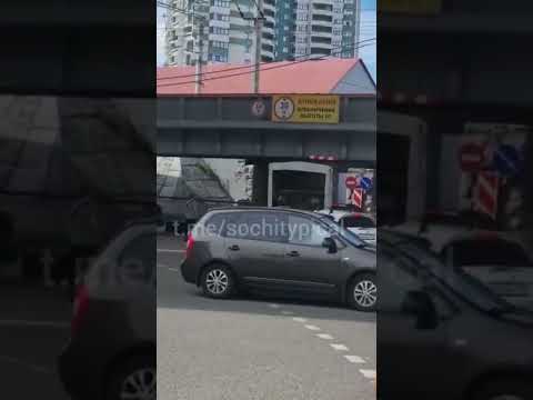 В центре Сочи образовался затор на улице Горького из-за застрявшего под мостом грузовика