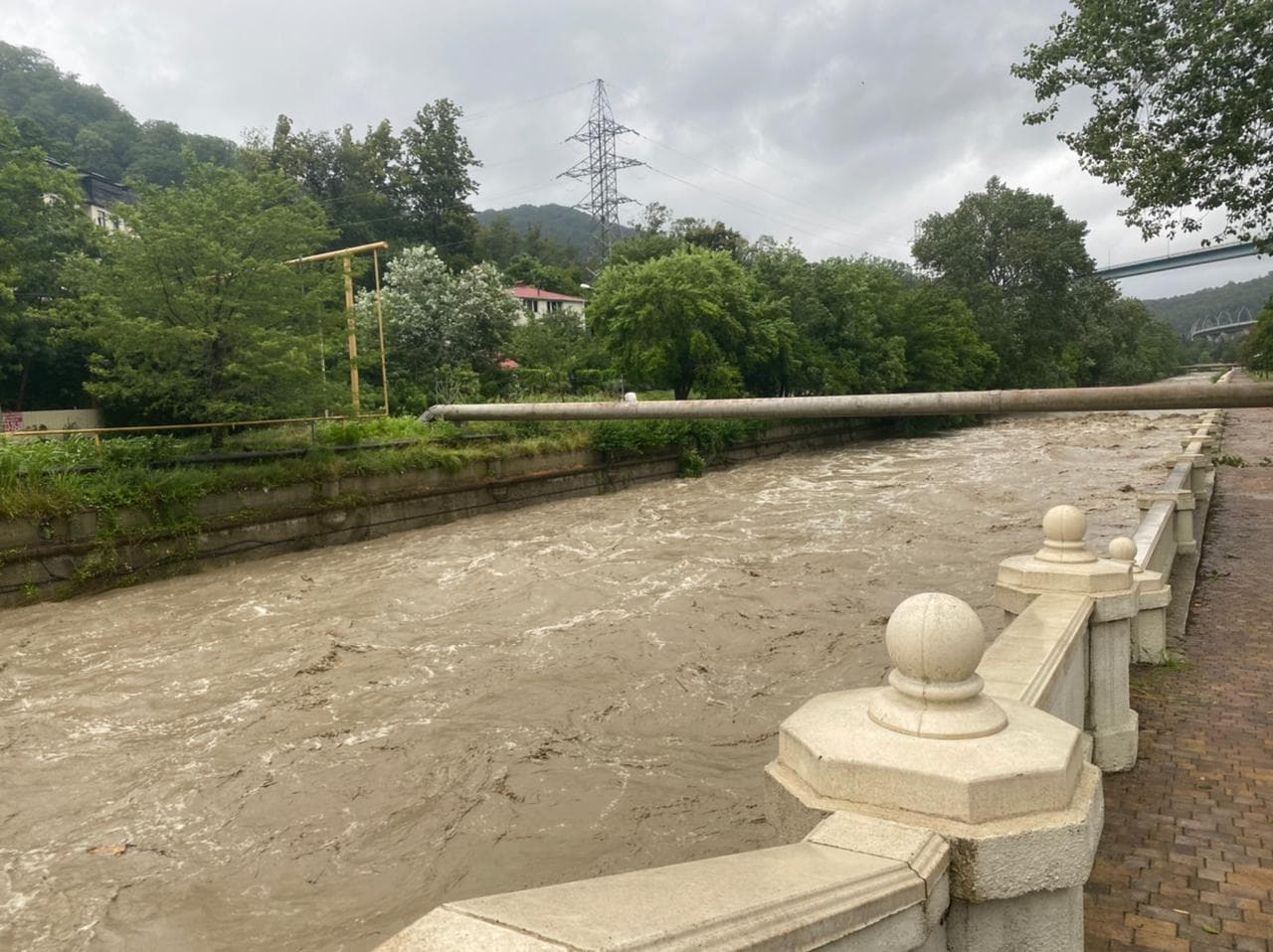 В Сочи предупреждают о подъеме уровня воды и селях