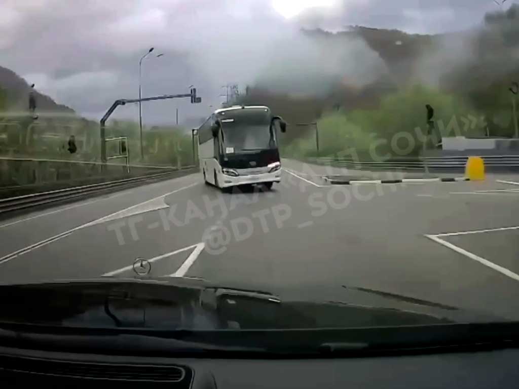 Водитель автобуса едва не устроил серьезную аварию на трассе в Сочи
