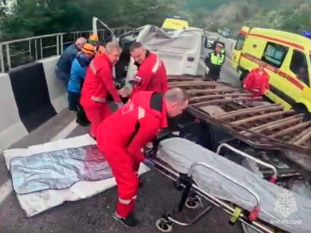 На Мамайском перевале в Сочи спасатели вырезали водителя из перевернувшейся «Газели»