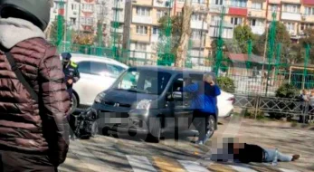 Не хотел стоять в пробке: В Сочи минивэн сбил курьера