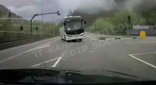 Водитель автобуса едва не устроил серьезную аварию на трассе в Сочи