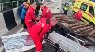 На Мамайском перевале в Сочи спасатели вырезали водителя из перевернувшейся «Газели»